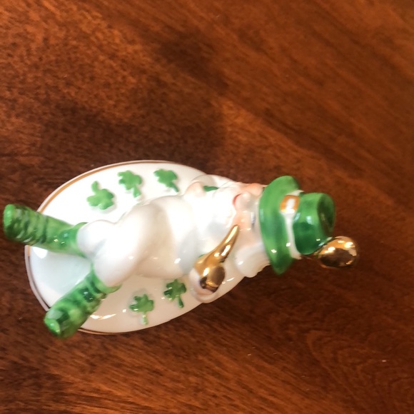Schmid Bone China 1982 Leprechaun Figurine Pipe Shamrocks Gold Accent - Picture 8 of 9